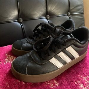 ADIDAS VL COURT SKATEBOARDING SHOE in black size 3.5 (little kids)